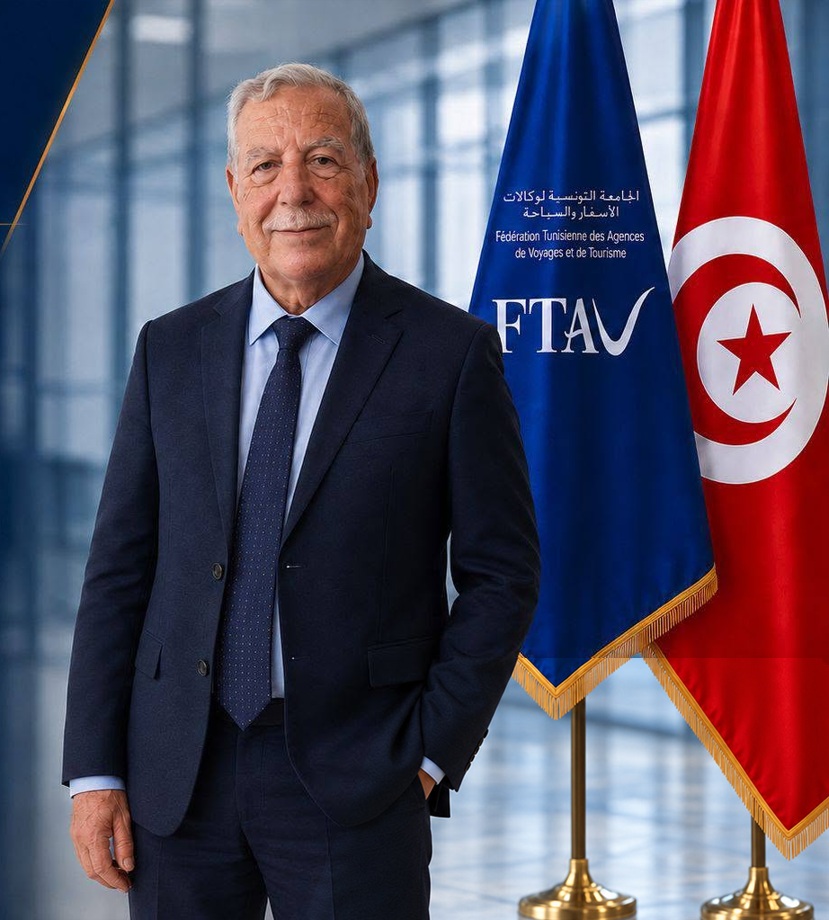 Ali Frej devant les drapeaux de la FTAV et de la Tunisie